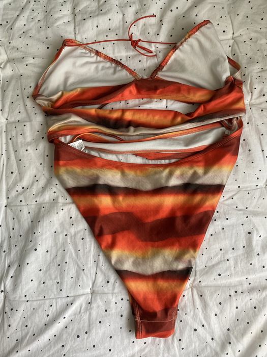Fikuśny strój kąpielowy jednoczęściowy marki PrettyLittleThing, 16.