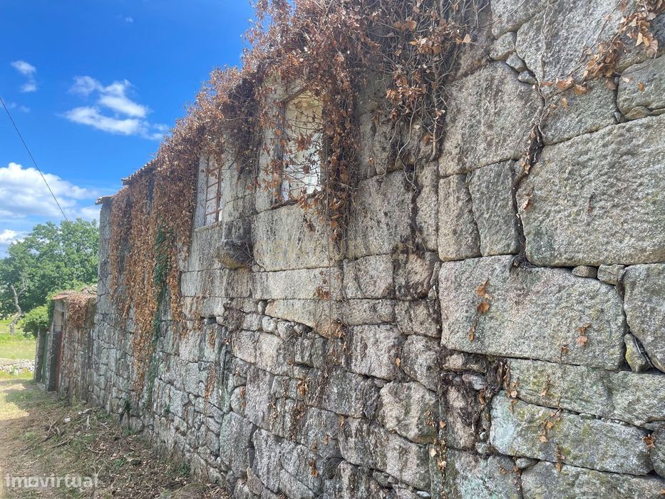 Moradia de 220 metros quadrados, construída em granito, a precisar de