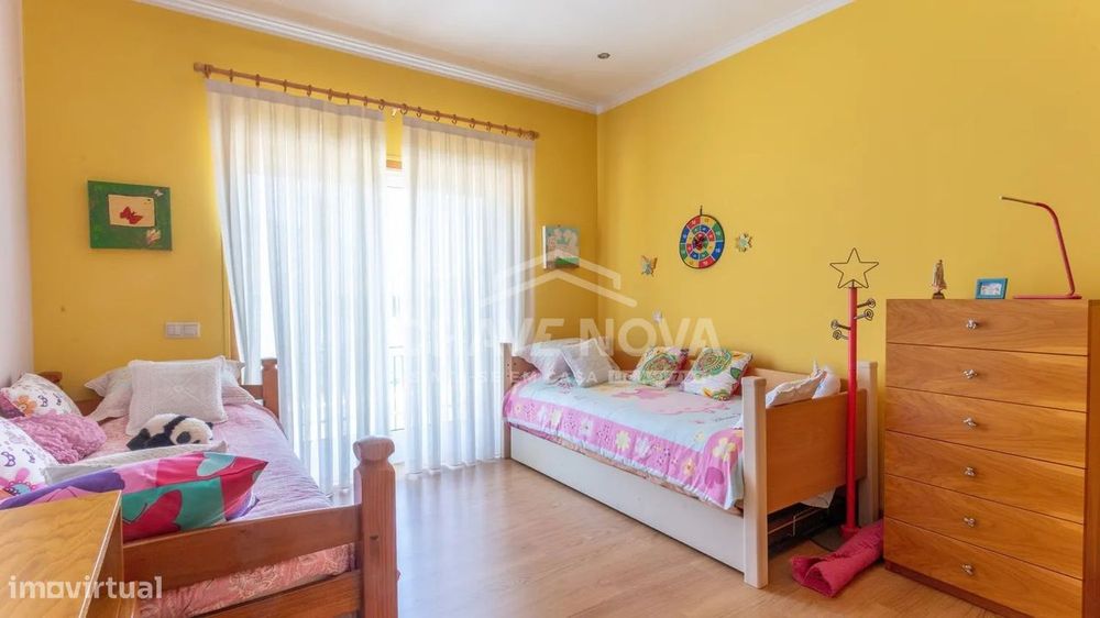 Moradia T4 Térrea de 4 Frentes com Amplo Terreno, Cave e Garagem