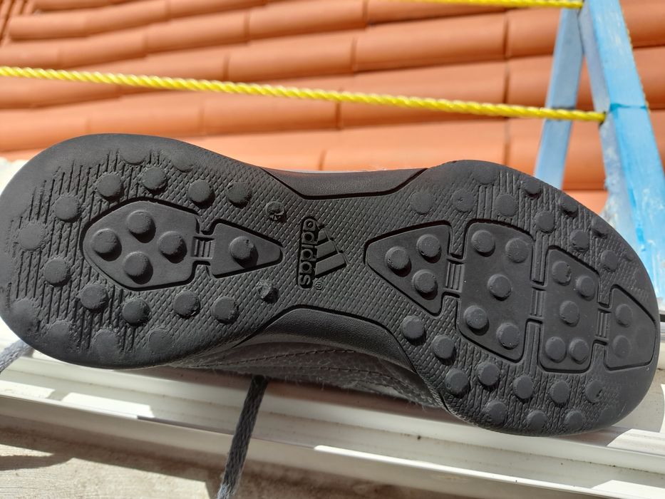 Sapatilhas Menino Adidas 30 já com portes.em correio normal