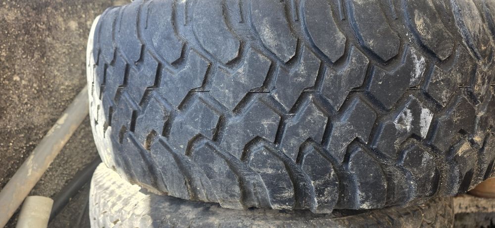 Vendo jantes com pneus 33x12.5x15