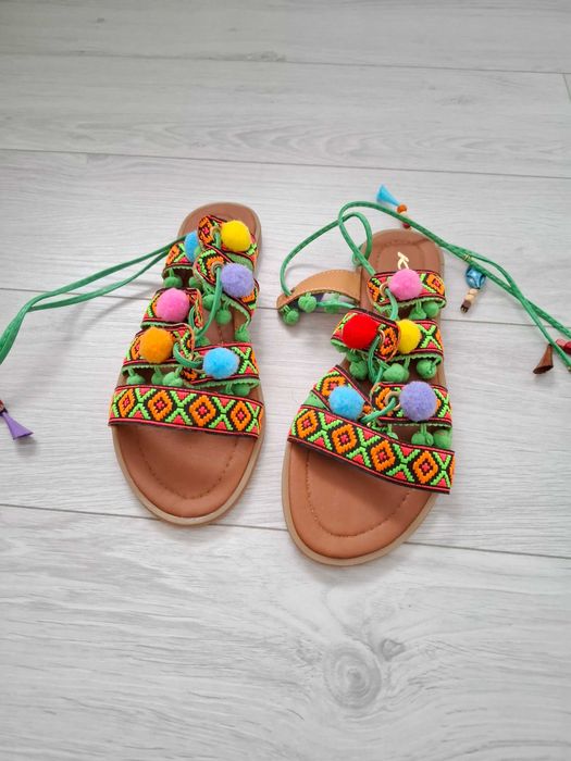 Sandałki wiązane na łydkę