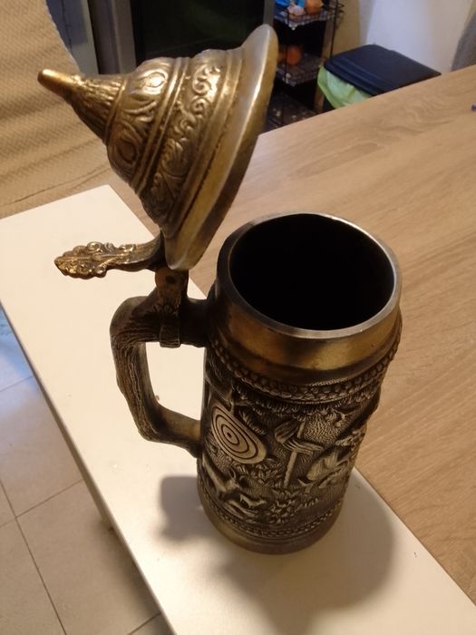 Caneca antiga de cerveja em estanho