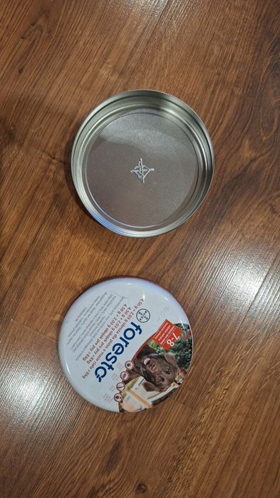 Metalowa puszka.