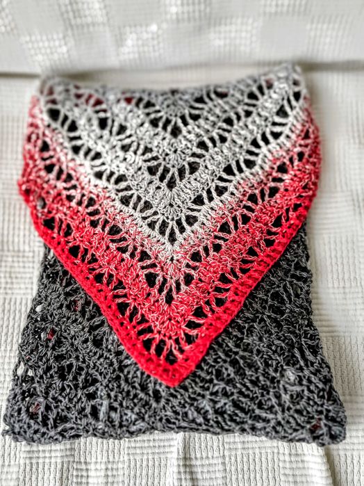 Szydełkowa chusta, nowa, szary i czerwony