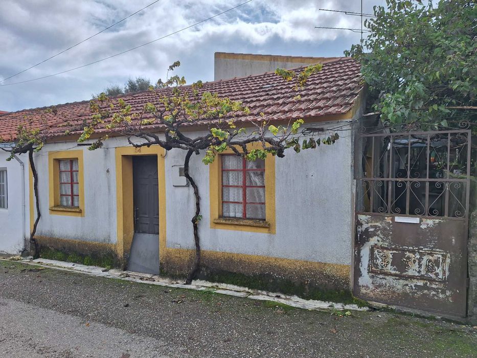 Casa com Terreno no Coração da Sobreira