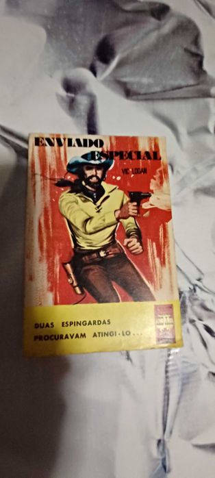 Livro _Enviado Especial_ de VIC Logan