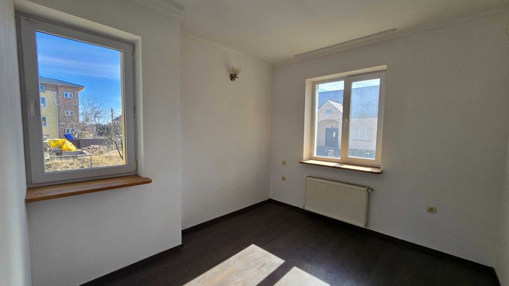 Добротний напівособняк з ремонтом та ділянкою у чудовому місці