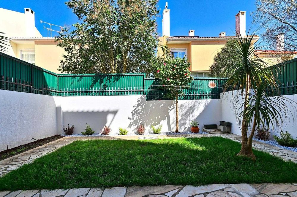 T2 com Jardim Privado Entrada Separada Renovado Excelente Localização