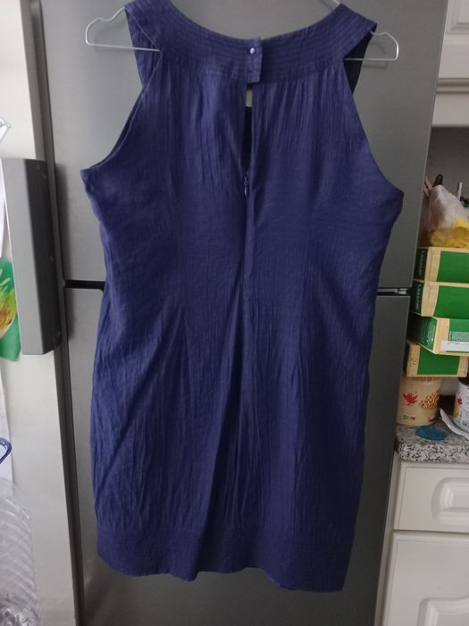 Vestido azul marinho decotado pespontado