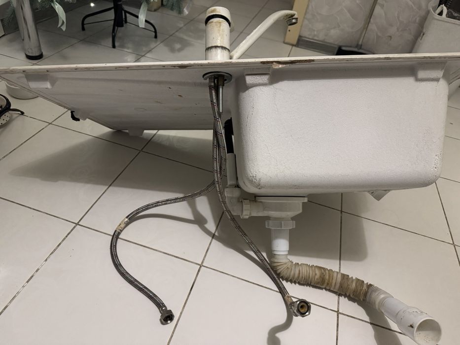 Продам умывальник с краном и сместителем дачный вариант!!!