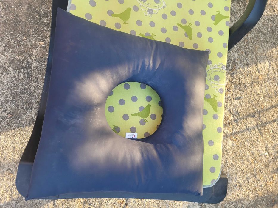 Almofada anti-escaras com orifício central