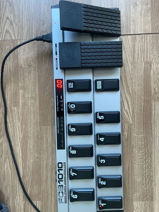 Pedaleira Behringer FCB1010