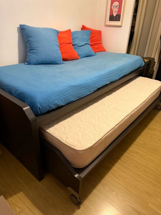 Cama dupla com 2 gavetões. Desmontada, não inclui colchões nem instru