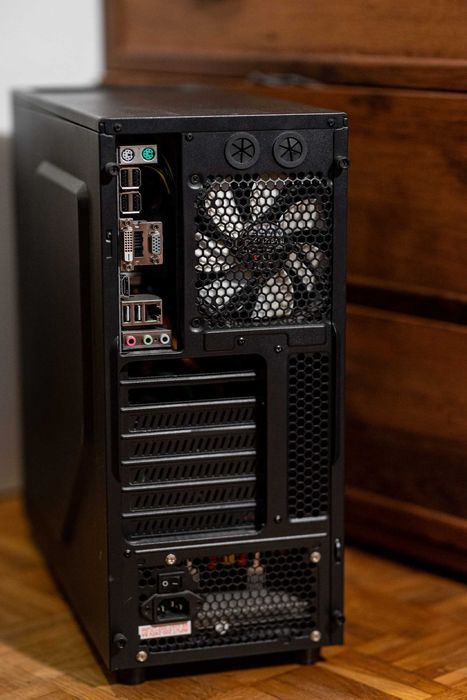 Komputer stacjonarny: AMD A8 6600K, 8GB RAM, 1TB HDD, Windows 7