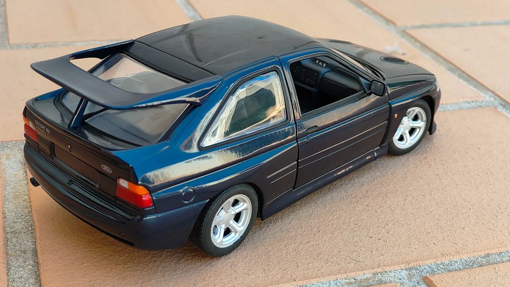 Ford Escort RS Cosworth UT Model 1/18