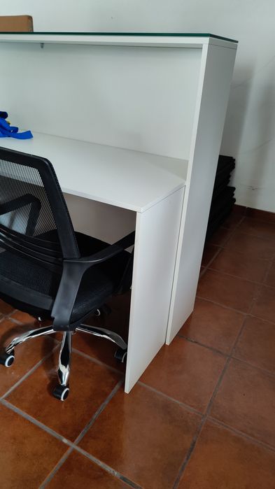 Balcão com parte superior em vidro