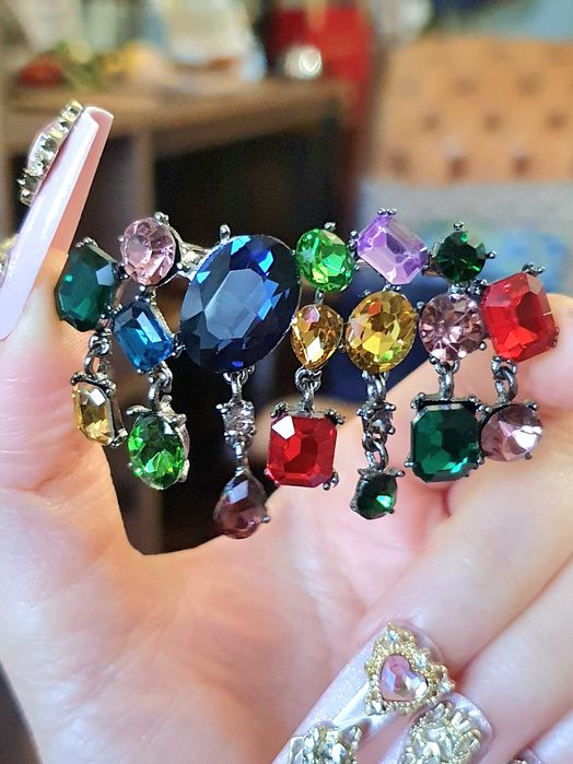 Broche / pregadeira /alfinete cintilante com cristais multicoloridos