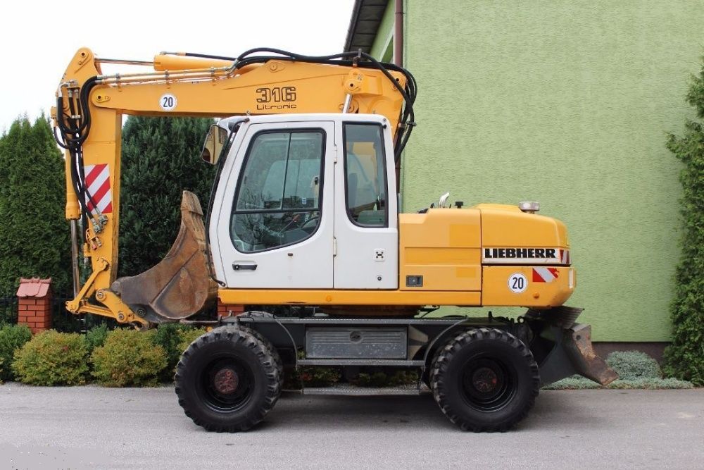 Liebherr szyba lewa za drzwiami  nr 295
