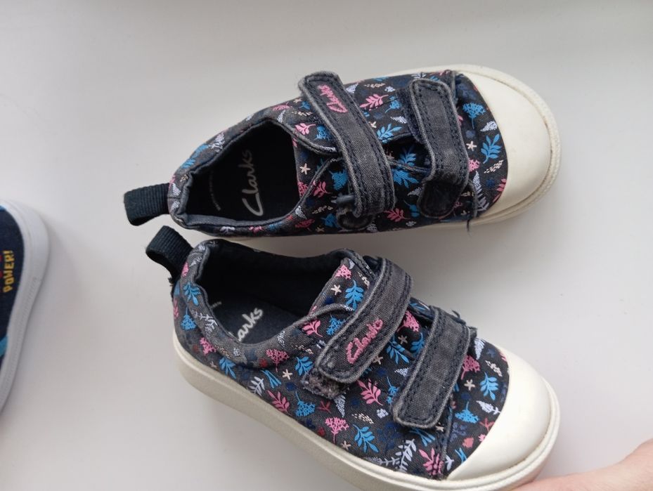 Віддам безкоштовно взуття для хлопчика дівчинки розмір 22 23 24