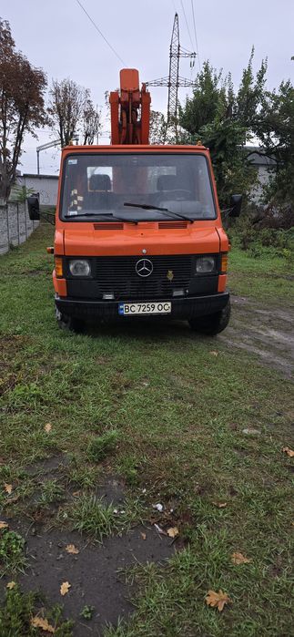 Автовишка в нормальному робочому стані,мерседес 410,довжина стріли 19 метрів.Все працює.