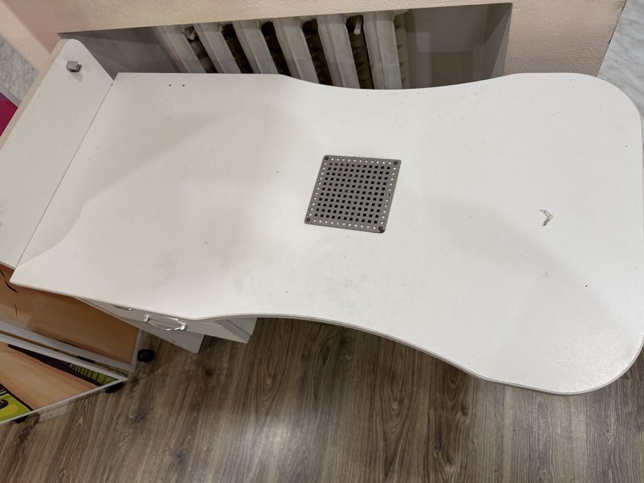 Манікюрний стіл з витяжкой