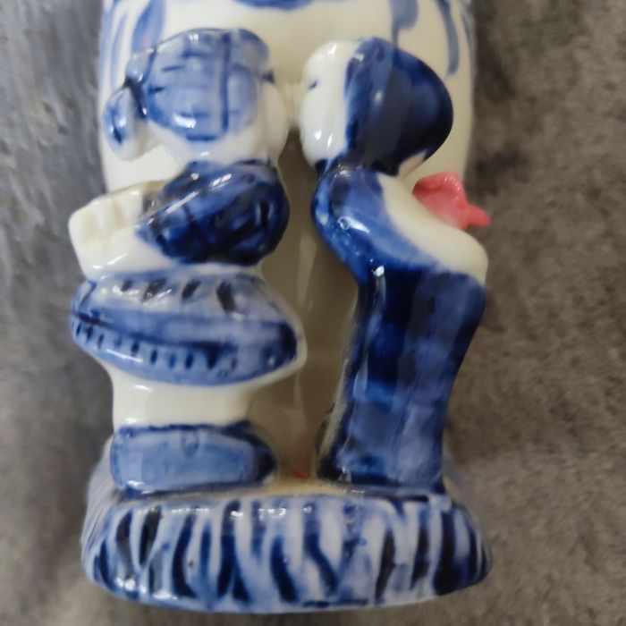 Wazonik z figurkami ...