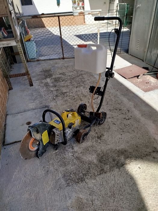 Moto cortador com disco diamante do e a água a gasolina