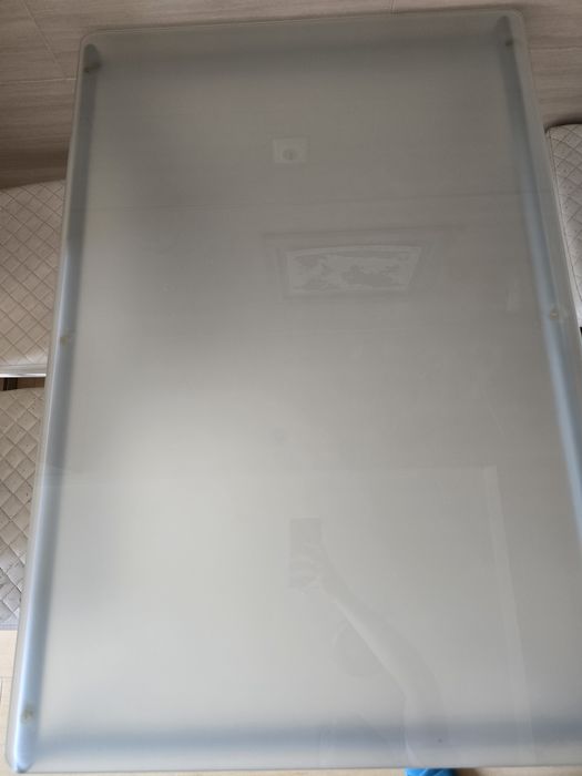 Mesa metálica com tampo de vidro