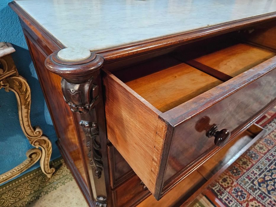 Cómoda muito antiga em madeira com tampo em pedra -