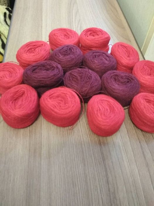 Нитки красные бардовые (клубочки) для вышивки и шитья