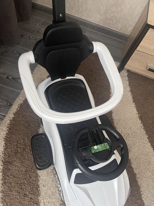 Продам дитячу машинку толокар bmw