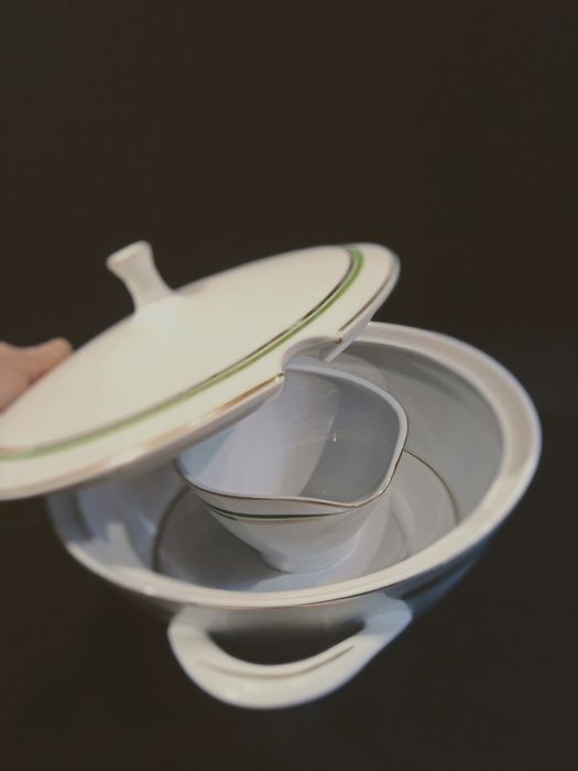 Porcelanowy zestaw marki Ćmielów pochodzący z lat 60. XX wieku.