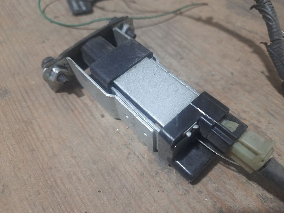 Штовхач толкатель відкривання лючка бензобака Кіа Каренс 95720-1000