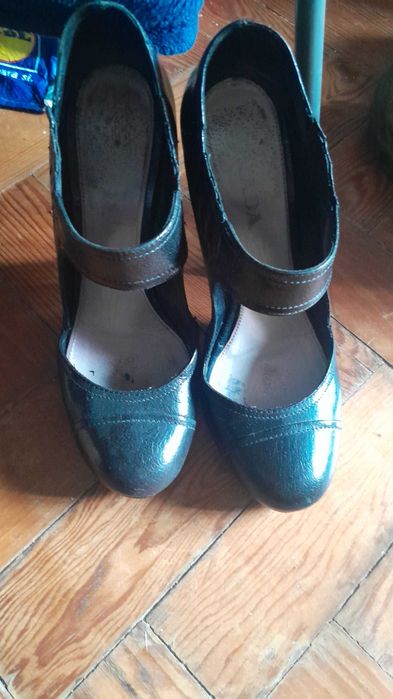 Calçado PRADA com pouco uso nr 37 em preto e outro nr 36,5 em azul