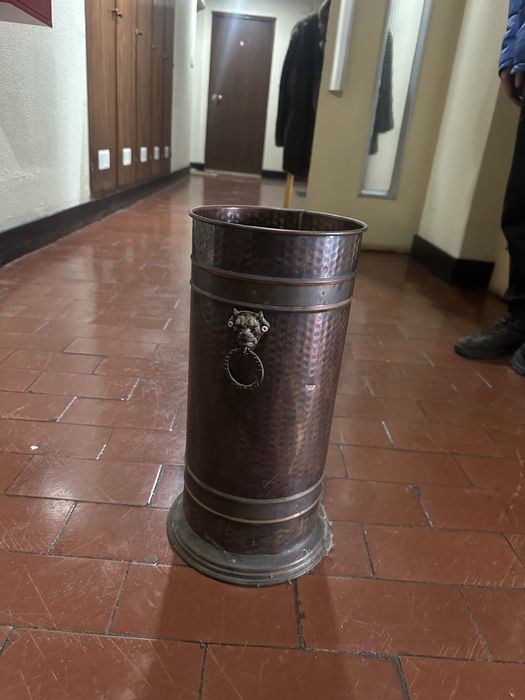 Recepiente em latao para chapeu de chuva
