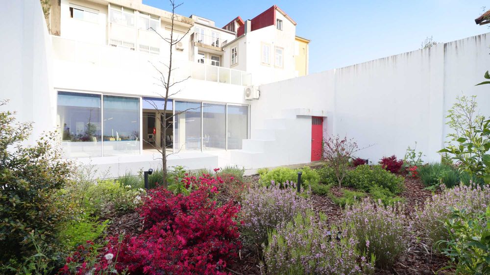 Espaço Comercial 350m² com Jardim Privativo e Garagem, Fontaínhas, Porto