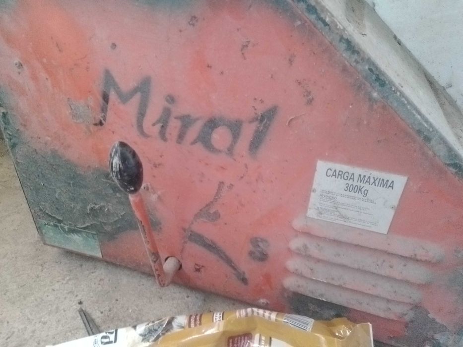 Vendo guincho com baldo