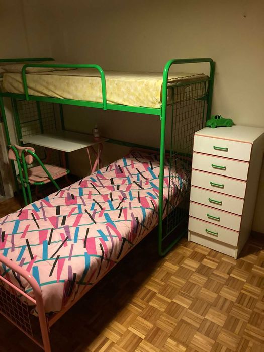 Conjunto beliche de ferro c/ colchões, armário, secretária e cadeira