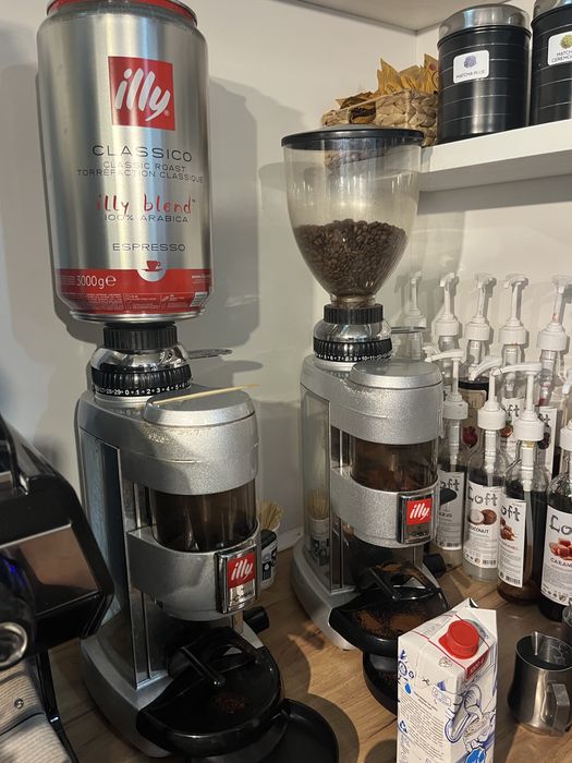 Кавомолка (гріндер) професійна La Chimbali Conik illy