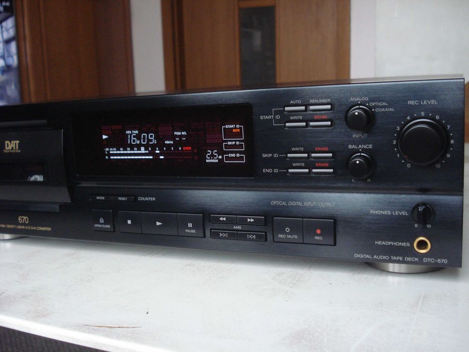 Дека ДАТ "Sony" DTC-ZE700, DTC-670