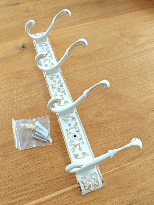 Wieszak ścienny na ubrania metalowy. Cztery podwójne haczyki.