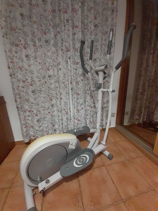 Vendo elíptica e bicicleta estática Domyos e banco de musculação