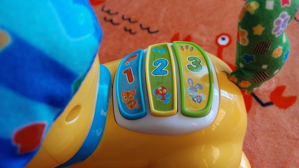 Clementoni jeżdżący piesek Uszatek akuku zabawka interaktywna 10+ 12+