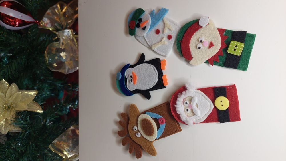 Dedoche em feltro natal