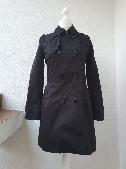 Gotycki płaszcz dwurzędowy z pelerynką falbankami kołnierzykiem kawaii