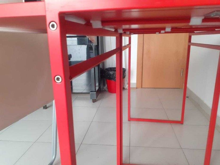 Mesas e cadeiras em metal e pvc