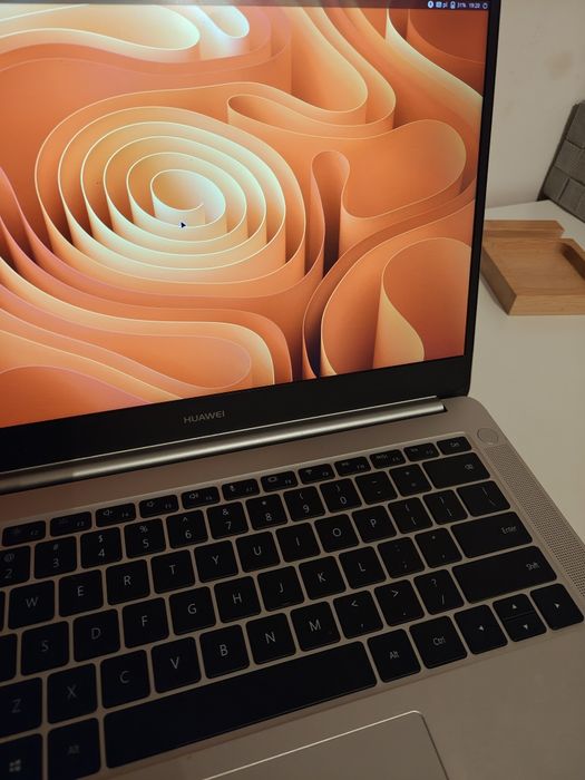 Matebook D Ryzen 5 2500u SSD 256 GB 8 GB ram  aluminiowa obudowa Win 10