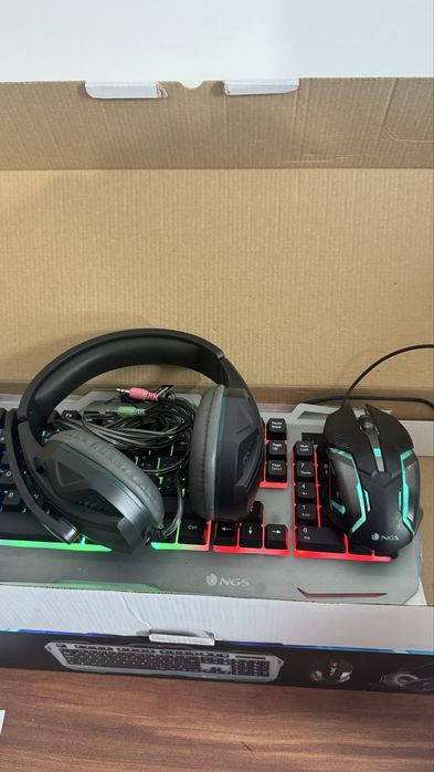 Monitor Gaming Curvo AOC + Teclado