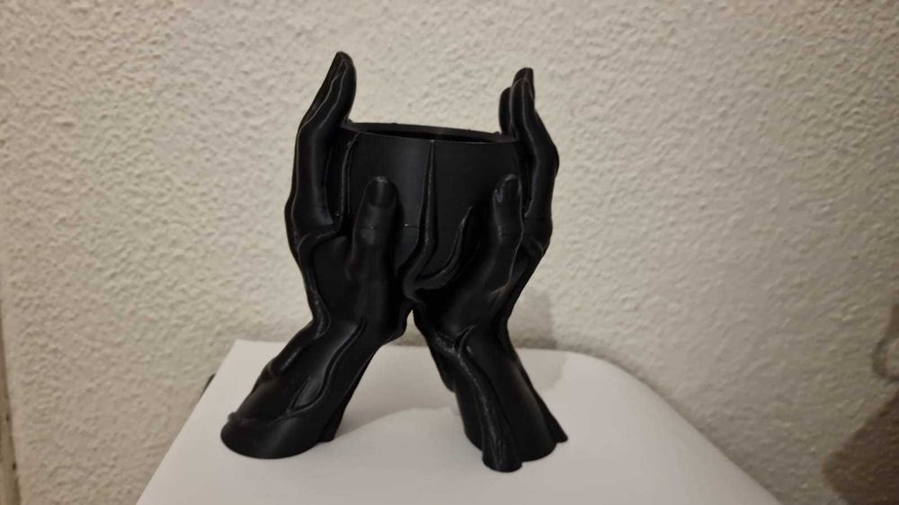 vaso segurado com mãos imprimido 3d